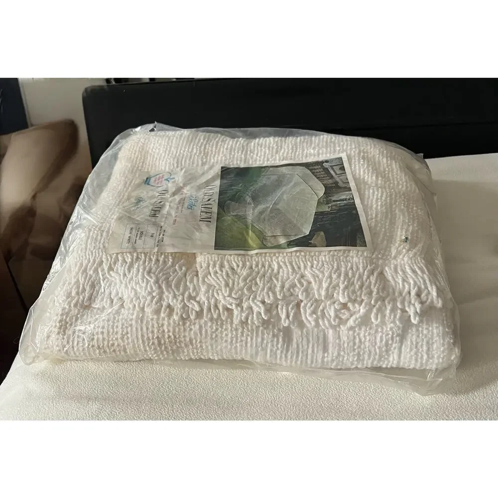 VINTAGE NEW BEDSPREAD Bates Old Salem 768 White Size Double Old Stock FAST SHIP